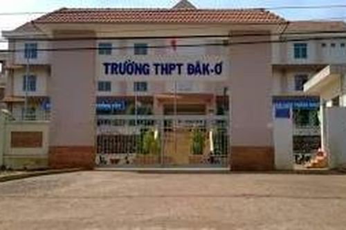 Hiệu trưởng trường THPT tử vong tại trường, nghi rơi lầu