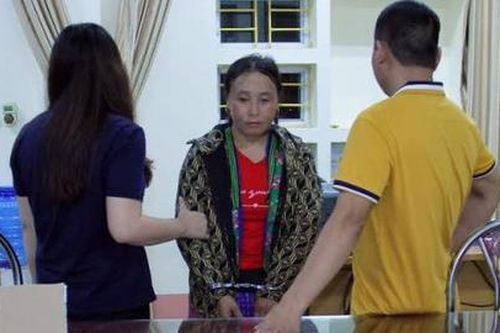 Người phụ nữ chở 4 bánh heroin bằng xe máy đi tiêu thụ