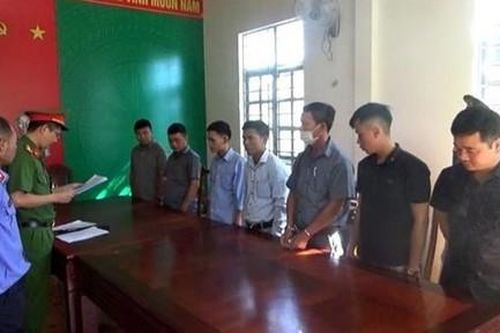 Khởi tố 7 cán bộ thông đồng, bao che cho 'lâm tặc' khai thác gỗ trái phép