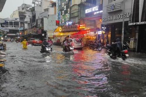 TPHCM: Còn khoảng 15 điểm ngập các tuyến đường chính; 24 điểm ngập tức thời