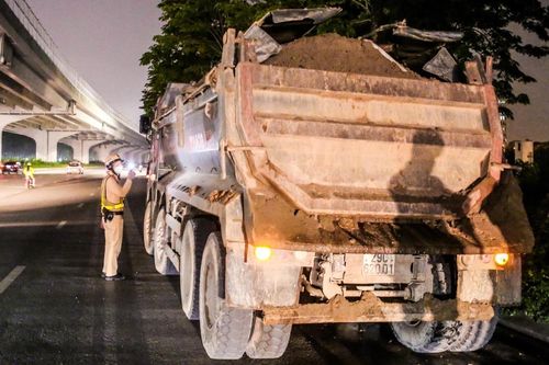 Theo chân CSGT Hà Nội xử phạt tài xế chở vật liệu xây dựng làm rơi vãi ra đường
