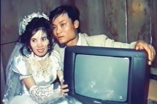 Xuýt xoa màn khui quà cưới cực xịn thời xưa, nhìn là thấy cả một bầu trời kí ức