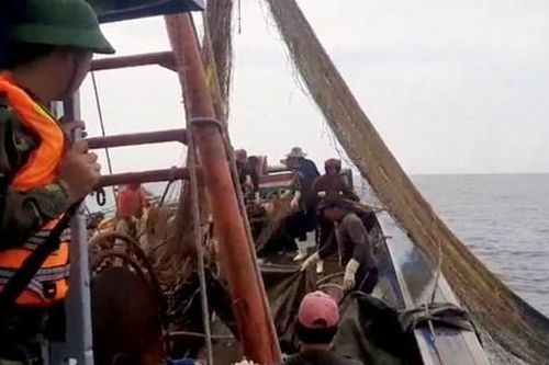 Bắt tàu giã cào tận diệt hải sản tại vùng biển Hà Tĩnh