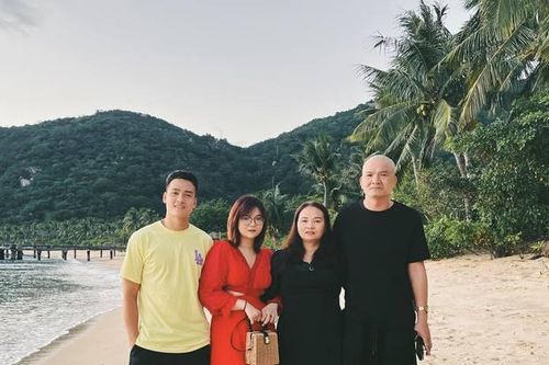 Điều ít biết về thủ quân Việt Anh: Chàng công tử trải qua biến cố, chăm bày tỏ tình cảm với bố mẹ