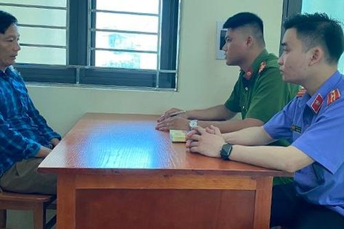 Khởi tố đối tượng dùng dao bắt 2 cán bộ Sở Tài nguyên và Môi trường quỳ gối