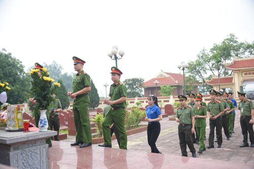 Tuổi trẻ Công an Thủ đô tổ chức dọn dẹp, chỉnh trang, tu sửa mộ liệt sỹ