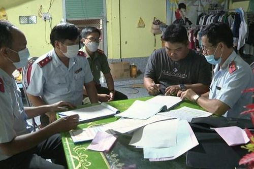 Bạc Liêu: Phạt 60 triệu đồng một cơ sở thủy sản bơm tạp chất vào tôm