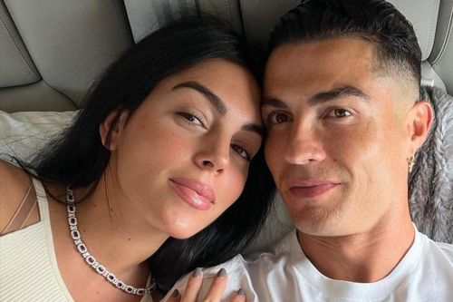 Tại sao Amber Heard và Ronaldo đều giấu bố mẹ ruột của các con?