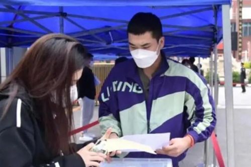 Thí sinh Trung Quốc vẫn đi giao hàng ngay trước giờ thi