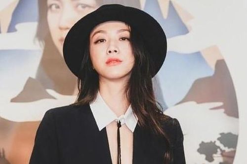 Thang Duy diện vest với bra top