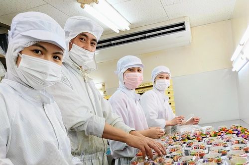 Đi siêu thị, du học sinh 'nâng lên đặt xuống' vì giá cả tăng