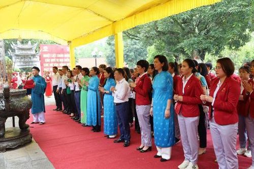 Nữ VĐV đoạt 'vàng' SEA Games 31 báo công tại đền Hai Bà Trưng