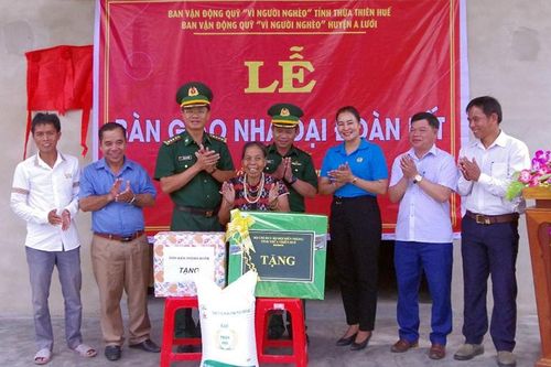 Khánh thành 2 nhà 'Đại đoàn kết' dành cho người nghèo biên giới A Lưới