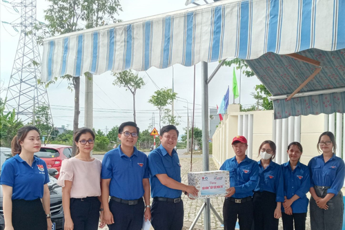 Động viên, tặng quà đội hình 'Tiếp sức mùa thi' tại Đà Nẵng