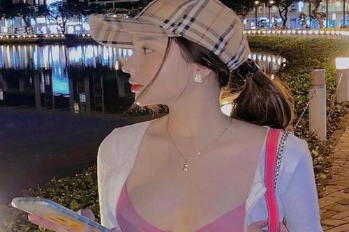 Cô nàng Sài thành chuộng mốt mặc áo bra khi chơi phố