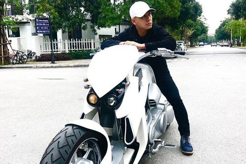 Tuấn Hưng chia tay 'khủng long' V-Rex Travertson gần 2 tỷ đồng