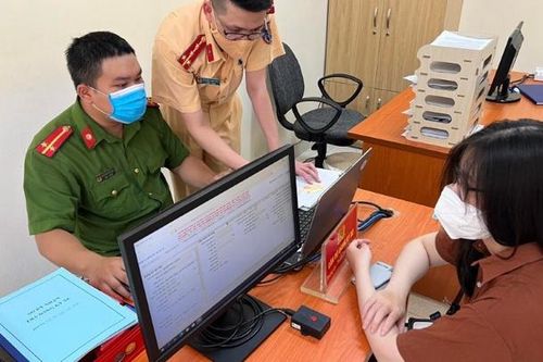 Gần 2.000 ô tô ở Hà Nội được hướng dẫn đăng ký mới ở cấp huyện