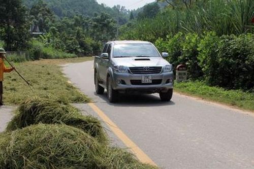 Nguy cơ mất an toàn giao thông từ hành vi lấn chiếm lòng, lề đường để phơi nông sản