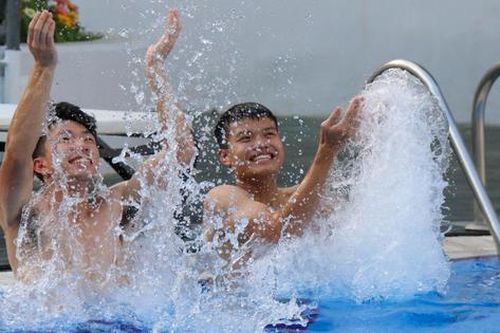 U23 Việt Nam đi bơi, chơi game trước trận tứ kết