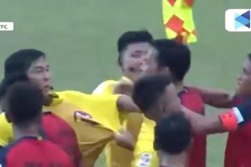 Cầu thủ đánh trọng tài bị cấm thi đấu trong 2 năm