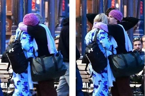 Cậu út nhà Beckham ôm hôn bạn gái mới trên phố, anh thứ khoe hình xăm mới