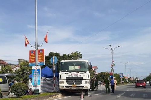 Xe bồn cuốn xe máy vào gầm, người phụ nữ tử vong tại chỗ