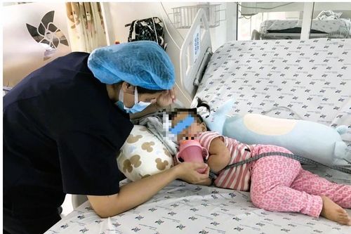 Bé gái ngạt thở, suy hô hấp vì dây ba lô quấn cổ