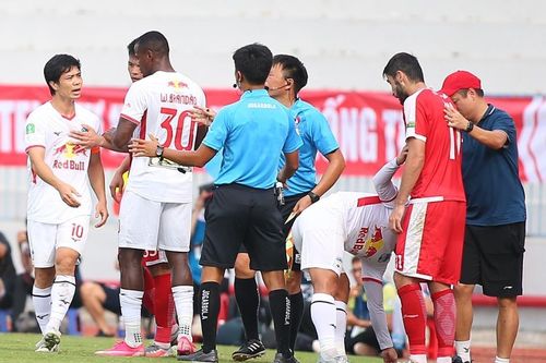 Công Phượng suýt ăn thua đủ với ngoại binh Viettel