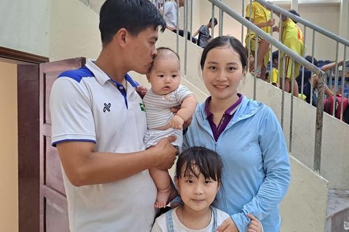 Bên lề sân cỏ Giải Bóng đá Thiếu niên - Nhi đồng Cúp Báo Nghệ An: 'Mẹ vô mà chạy'