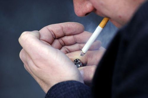 Anh xem xét nâng dần độ tuổi tối thiểu hút thuốc lá hằng năm