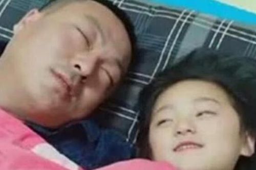 Ông bố đơn thân cho con gái học cấp 3 ngủ chung từ bé, đến khi thấy 1 thứ trong cặp liền hoảng hốt cho con ngủ riêng ngay