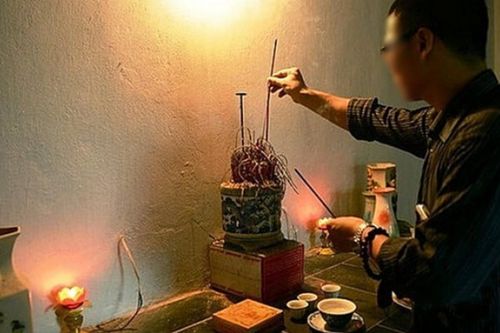 Thắp hương cầu cho con thi đỗ đại học, người bố vô tình thiêu cháy cả căn nhà