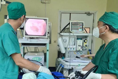 Bé 19 tháng tuổi nhập viện nguy cấp vì nuốt phải đồng tiền xu
