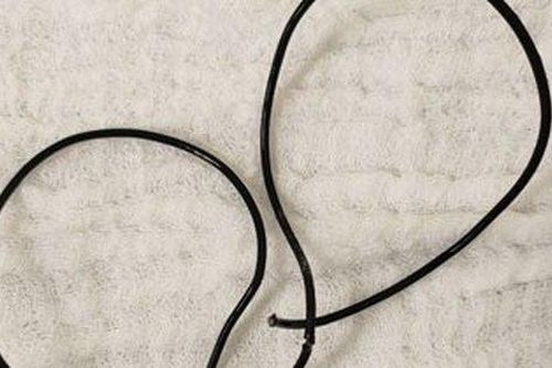 Tự nhét dây tai nghe 20cm vào niệu đạo