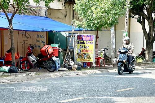 Tiềm ẩn nguy hiểm khi lấn chiếm vỉa hè để kinh doanh
