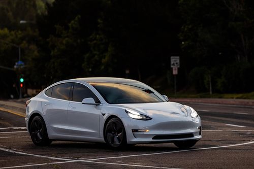 Mỹ 'nâng cấp' cuộc điều tra hệ thống lái xe tự động của Tesla