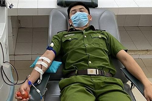 Hai cán bộ, chiến sĩ Công an hiến tiểu cầu cứu người bạo bệnh