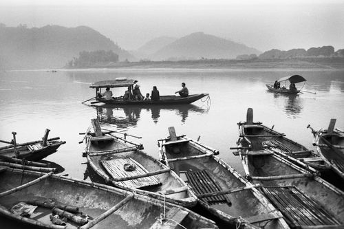 Nhớ những bến đò quê, thương nhớ những phận người lam lũ qua ảnh đen trắng của Nguyễn Hữu Tuấn