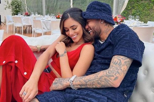 Phong cách bạn gái Neymar