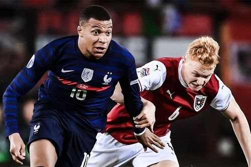 Mbappe bứt tốc từ giữa sân để ghi bàn