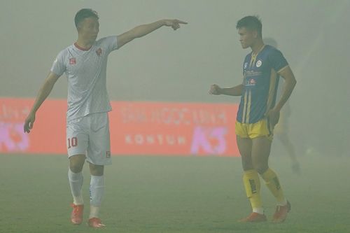 Trận CLB Hải Phòng - Hà Nội bị gián đoạn vì pháo sáng