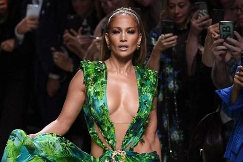 Thời trang mặc như không của Jennifer Lopez