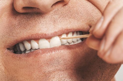 Nhập viện cấp cứu vì nuốt nhầm tăm