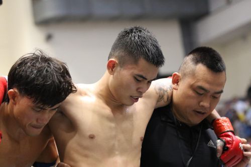 Duy Nhất dìu bại tướng rời sân tại Lion Championship