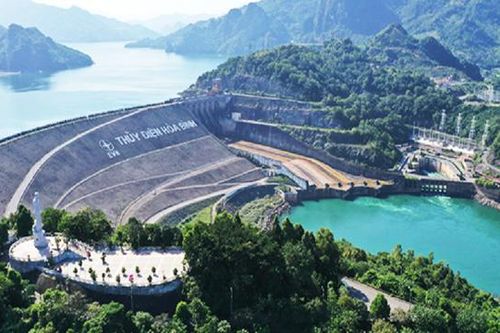 Mực nước vượt mức trước lũ, thủy điện Hòa Bình-Sơn La phải mở 3 cửa xả
