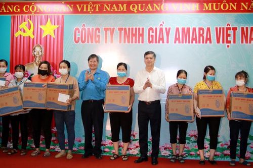 Trao quà cho 100 công nhân có hoàn cảnh khó khăn ở Nam Định