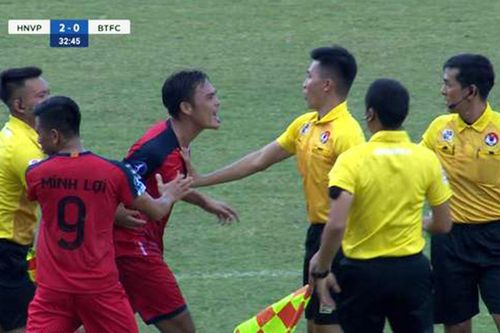 Cầu thủ hành hung trọng tài bị cấm thi đấu 2 năm, nộp phạt 25 triệu đồng