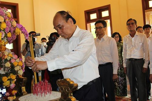 Chủ tịch nước Nguyễn Xuân Phúc dâng hương tưởng niệm cố Thủ tướng Võ Văn Kiệt