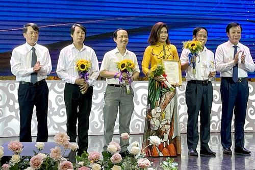 Trao giải báo chí 'Hải Dương vượt khó-tăng tốc'