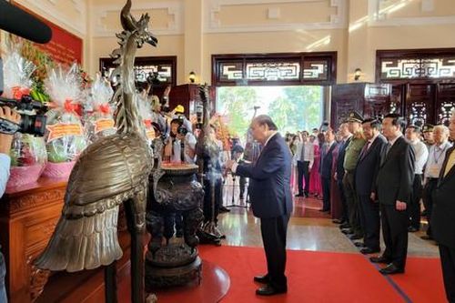Lãnh đạo Đảng, Nhà nước dâng hương tưởng niệm cố Chủ tịch Hội đồng Bộ trưởng Phạm Hùng